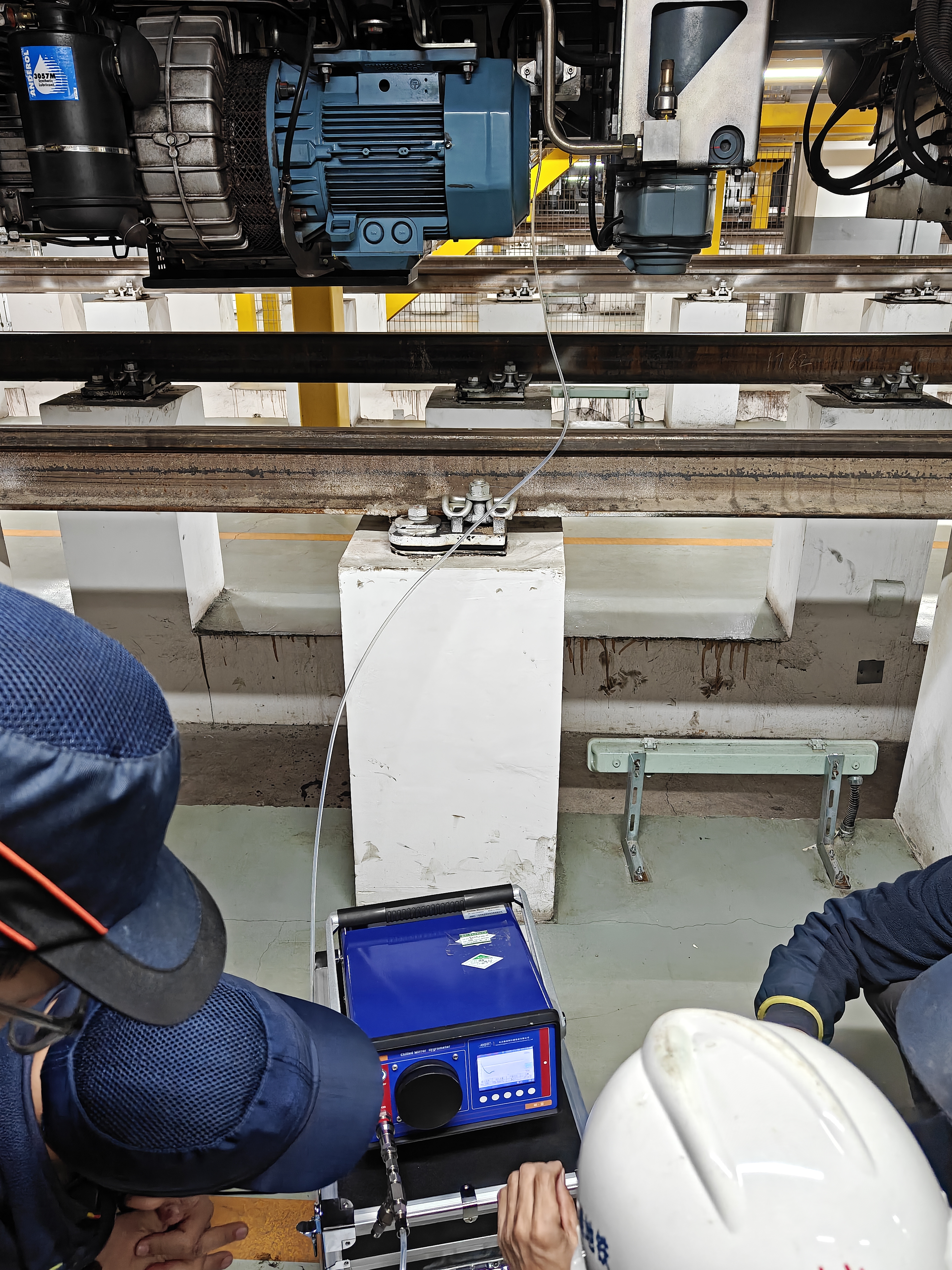 露點(diǎn)儀在地鐵軌道測(cè)試現(xiàn)場(chǎng) 露點(diǎn)儀在地鐵軌道測(cè)試現(xiàn)場(chǎng)